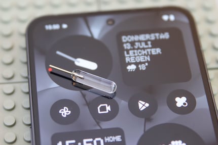 Design-Detail: Das SIM-Auswurftool ist selber ein Hingucker und sieht bestimmt nicht zufällig den Zeigern der Uhr ähnlich.