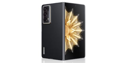 The version of the Honor Magic V2 with a plastic back is thinner.