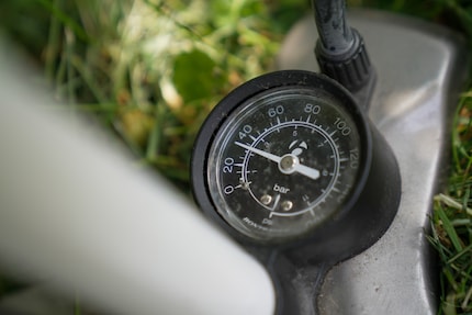 De druk volgens mijn Bontrager Charger fietspomp: ongeveer 2,2 bar.