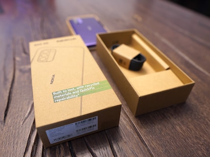 De G42 wordt geleverd in een effen kartonnen doos - zonder oplader.