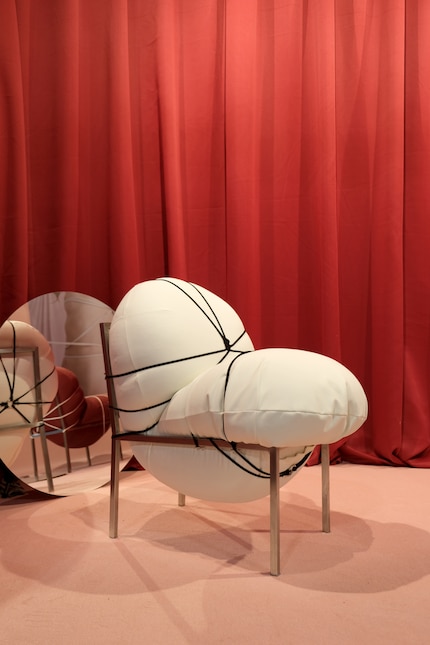 «Oxitocina» setzt sich aus einem Stahlgerüst, zwei Kissen und von Bondage inspirierten Seilsystemen zusammen.