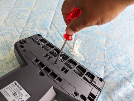 If a thread gets wrapped around the brush, you can only take off the cover by unscrewing it.