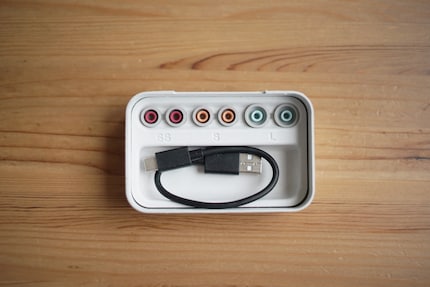  Sony levert opzetstukjes in vier verschillende maten. Plus een mini-oplaadkabel.