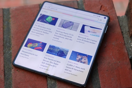 De vouw in het midden zit niet in de weg. Ik ben ook blij dat ik meer van mijn browser zie dan op het smalle scherm buiten.
