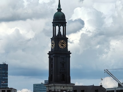 Met tienvoudige zoom is de kerktoren scherp in beeld.