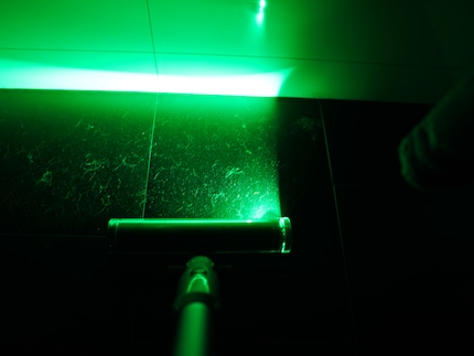 Dankzij de groene laser kun je precies zien waar het vuil zit.