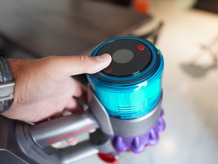 De rode aan-knop kun je niet met één hand bereiken.