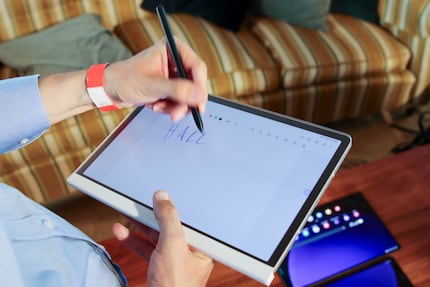 With customised apps, a variable S Pen and a «paper sheet», the Tab S9 is designed to be a digital notepad.