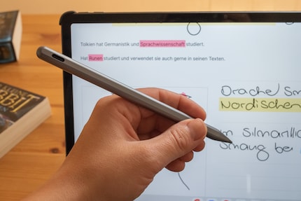 The pen is pleasantly light and recognises different pressure levels.