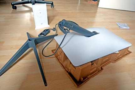 De Starlink Standard Kit is behoorlijk compact. De satellietschotel meet slechts 50 × 30 cm.