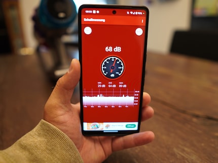 De Samsung is behoorlijk stil. Dat is het decibelniveau gemeten op een meter afstand.