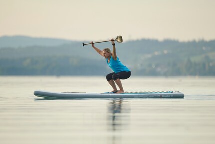 Gotta get low! Squats op een SUP bouwen kracht en balans op.