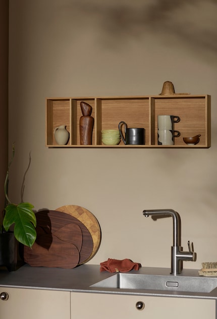 Compacte keukenplank «Bon» is een geweldige plek om mooie spullen op te presenteren. Foto: Ferm Living
