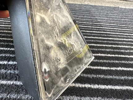 In deze close-up zie je hoe het vuile water wordt teruggezogen.