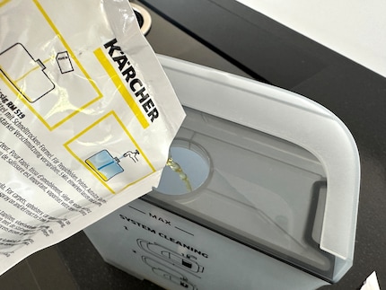 De 100 milliliter reinigingsmiddel die bij de stofzuiger wordt geleverd, gaat in de schoonwatertank. Vul deze bij met kraanwater en je bent klaar om te beginnen.