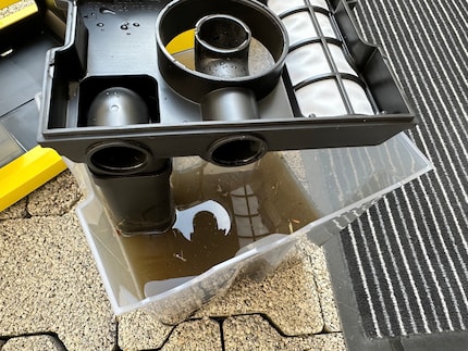 De vuilwatertank laat zien hoeveel vuil een natte stofzuiger uit textiel kan halen dat een droge stofzuiger niet kan.