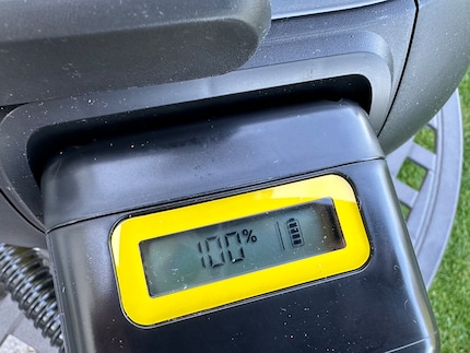 Het batterijscherm toont de resterende gebruikstijd in minuten of het batterijniveau in procenten.