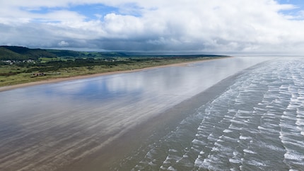 Pendine Sands in Wales with the main camera on the Air 3. They used to break speed records here. In 1927, John Godfrey Parry-Thomas died when his car rolled over at 270 km/h.