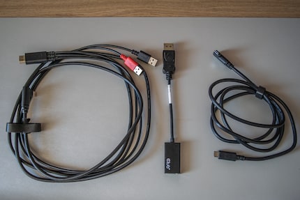 Met USB-C (rechts) of HDMI-to-Displayport (de twee links) los verkrijgbaar, kun je de Artist Pro 14 aansluiten.