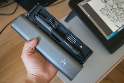 Bij de pen krijg je een heleboel verwisselbare tips in twee varianten en een handig etui.