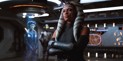 Let op de houding van Rosario Dawson: dit zou een 1:1 Ahsoka uit de animatieserie kunnen zijn.