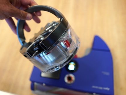 You can also carry the robot with the handle on the dirt container.