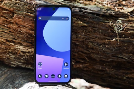 The OLED display might not be state-of-the-art, but it’s still good.