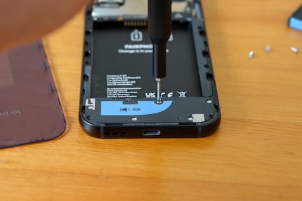 A screwdriver and a little dexterity are all it takes to patch up the Fairphone 5.