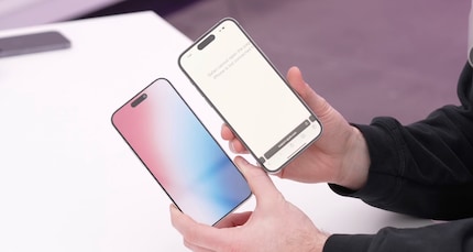 Een model van de iPhone 15 Pro in vergelijking met de iPhone 14 Pro: De randen van het display zouden aanzienlijk dunner moeten zijn.