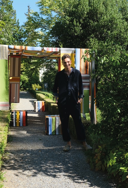 The trained fashion designer Laurent Hermann Progin lives in Zurich.