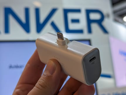 De Nano Powerbank kan zelfs worden opgeladen terwijl je smartphone wordt opgeladen.