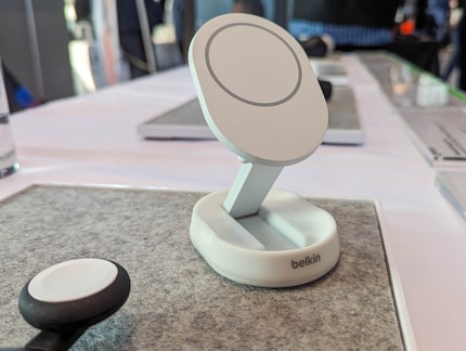 Met de Belkin BoostCharge kan de iPhone tijdens het opladen nog steeds worden bewogen.