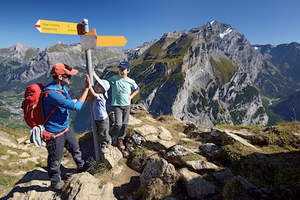 Rémy Kappeler met twee van zijn drie kinderen aan de Gällihore bij Kandersteg.