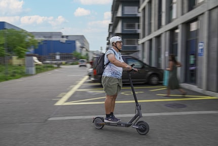 Nach 30 Kilometern Fahrt am Ziel vor dem Digitec-Galaxus-Store in Zürich.
