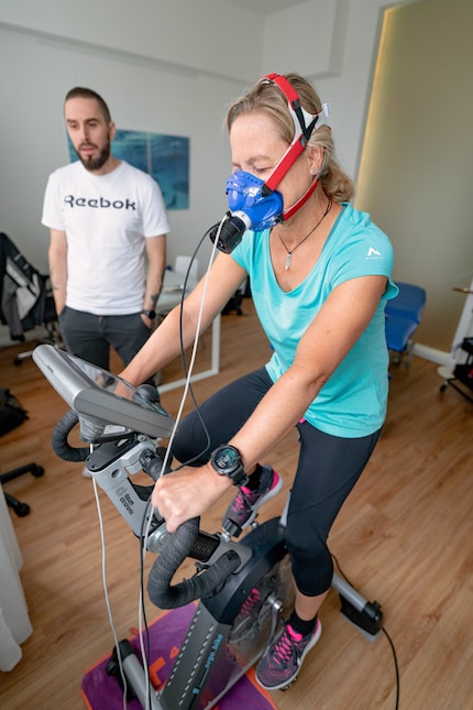 Uitgerust met een rubberen masker en gympen trap ik tijdens de spiroergometrietest.