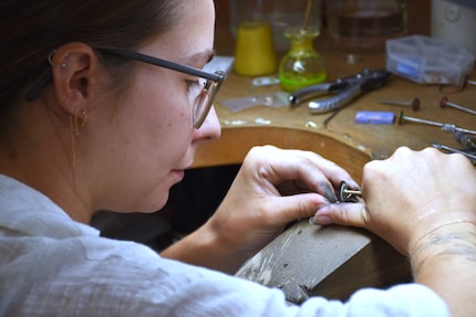 Anja Bänninger werkt aan de setting waarin de gedenksteen wordt geplaatst.