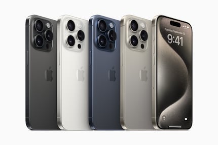 De nieuwe kleuren van de iPhone 15 Pro. Helemaal rechts «Titan Natur», die goud vervangt.