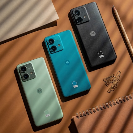 The three colours of the Edge 40 Neo next to each other.