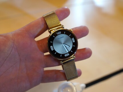 The filigree Milanaise wristband looks comfortable and goes well with the small GT4.