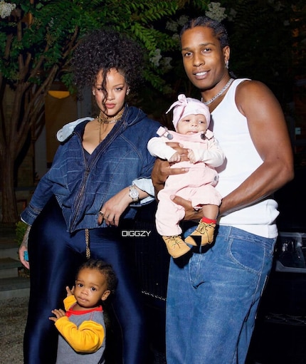 Eerste familiefoto voor het publiek: Rihanna en A$AP Rocky met hun kinderen RZA Athelston en Riot Rose.