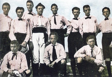 Laat 19e eeuw: de spelers van de pas opgerichte voetbalclub Juventus Turijn in roze shirts.