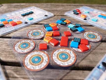 Thanks to the plastic inlay, the centre tray tiles cannot slip out of place.