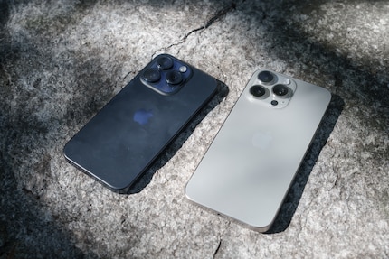The dark blue iPhone is susceptible to dirt. On the lighter colour, fingerprints are much less visible.
