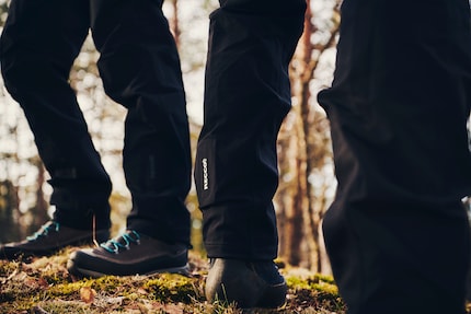 Die Reflektoren sind in Outdoorkleidung wie Hosen und Jacken eingearbeitet.