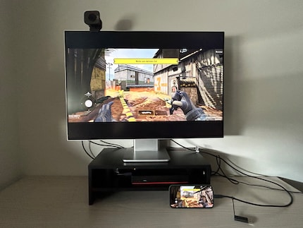 Je kunt met gemak een rondje Call of Duty spelen op de grote monitor.
