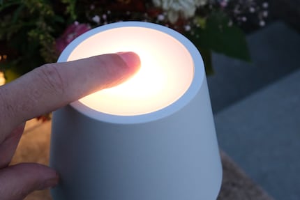 Finger auflegen, und die Lampe schaltet sich an. Finger liegen lassen, und sie wird heller.