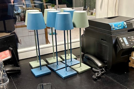 Frisch geladen warten diese Poldina-Lampen in einem Restaurant in Italien auf ihren Einsatz.