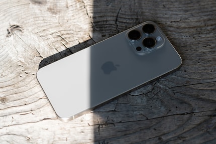 Das iPhone 15 Pro kann ganz schön warm werden – auch ohne dass es an der Sonne liegt wie hier.