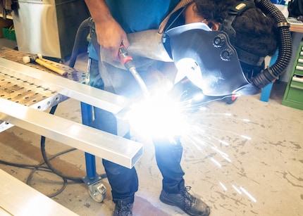 Moshe Hinojosa beim Schweissen eines Aluminiumrohlings.
