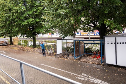 Die diversen Modelle: rechts mit den weissen Türen die neue Velogarage.